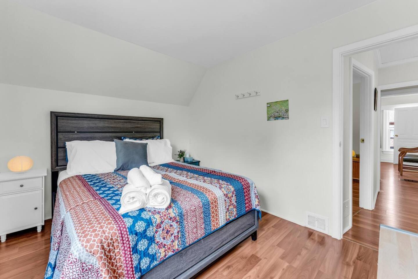 Holiday home One Of The Closest Homes To Tourist District- 13 Guests Niagara Falls