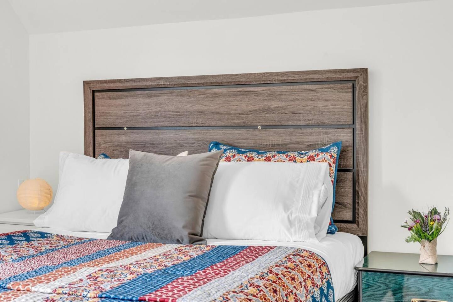 One Of The Closest Homes To Tourist District- 13 Guests Holiday home Niagara Falls