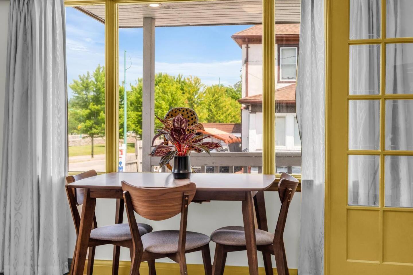 Holiday home One Of The Closest Homes To Tourist District- 13 Guests Niagara Falls